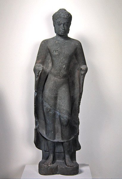 Buddha fra Vat Romlok, Angkor Borei (sandstein) av Cambodian School