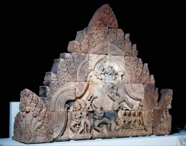 Pidestall fra en gopura fra Banteay Srei, Kambodsja, ca. 967 (sandstein) av Cambodian School