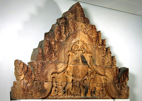 Sokkel av fra en gopura fra Banteay Srei, Kambodsja, ca. 967 (rosa sandstein) av Cambodian School