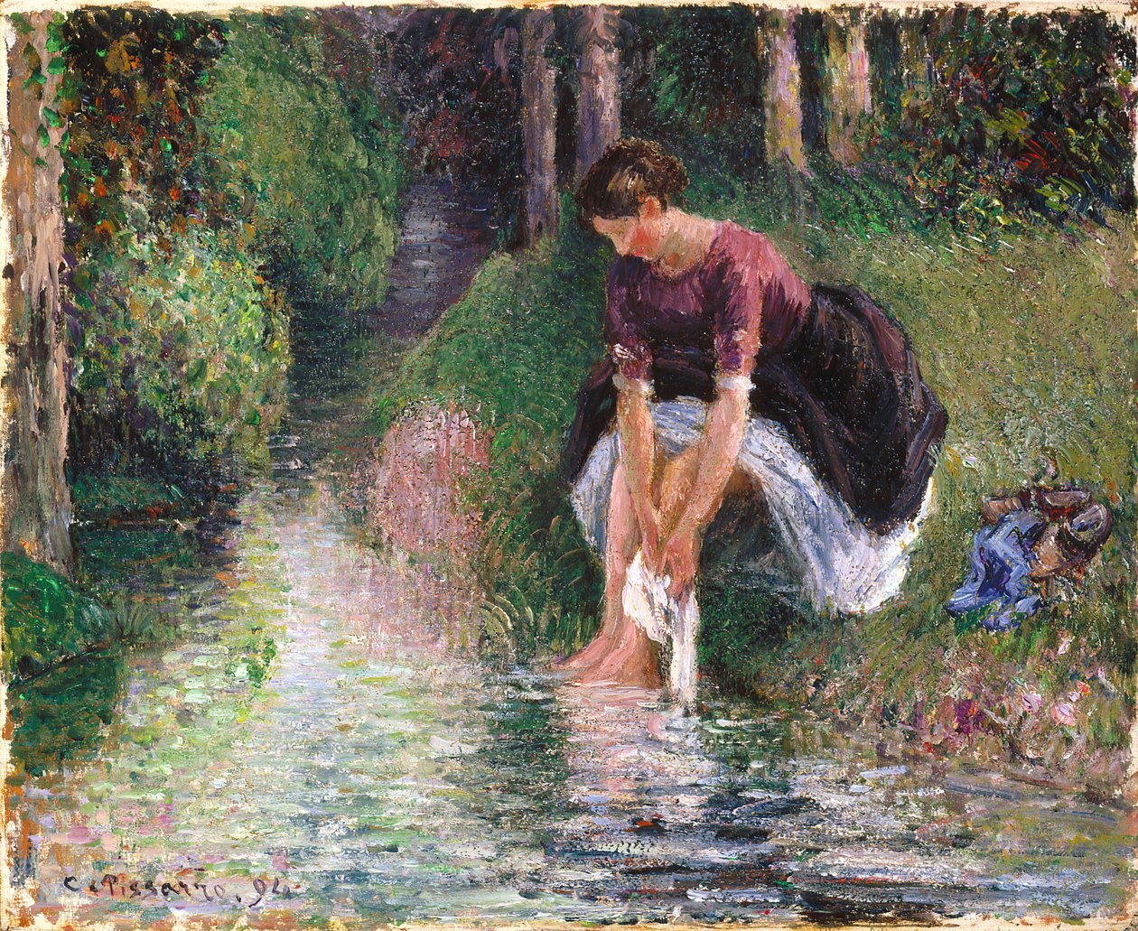 Kvinne vasker føttene i en bekk av Camille Jacob Pissarro