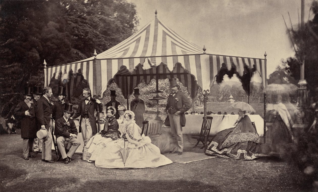 (Gruppe velkledde mennesker foran et utendørs telt) av Camille Silvy
