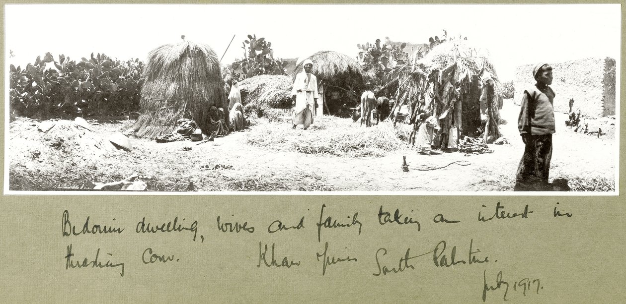 Beduinfamilie og bolig, Khan Yunis, juli 1917 av Capt. Arthur Rhodes