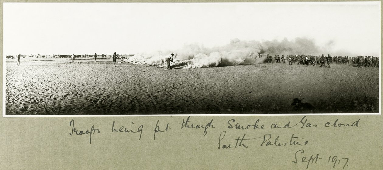 Tropper blir satt gjennom røyk- og gasssky, Sør-Palestina, september 1917 av Capt. Arthur Rhodes