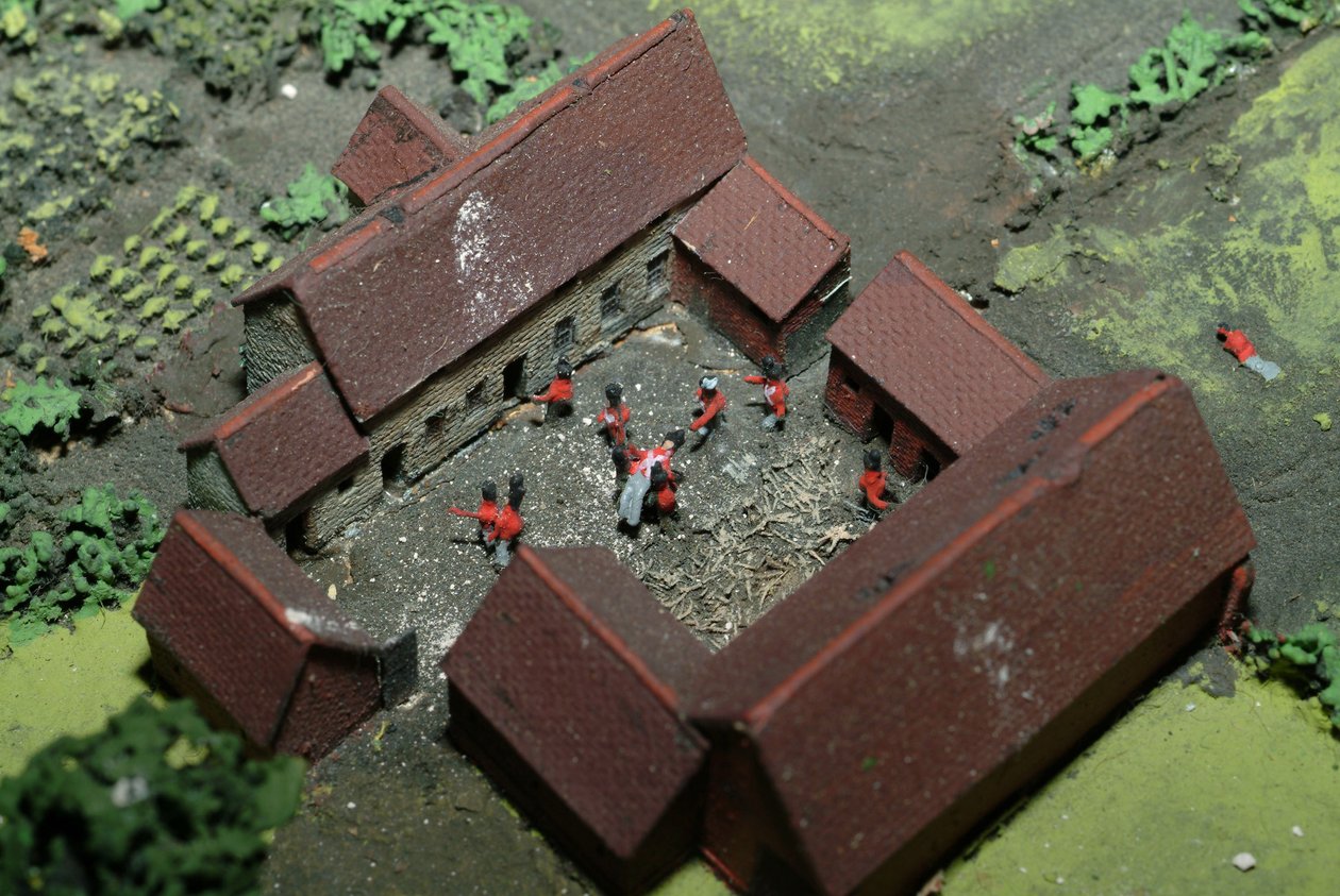 Diorama fra slaget ved Waterloo som viser tropper plassert kl. 19.45 den 18. juni 1815 (blandet media) (detaljer) av Capt. William Siborne