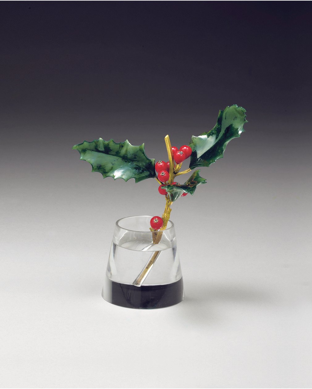 Holly spray i en avsmalnende vase, ca. 1890 av Carl Fabergé