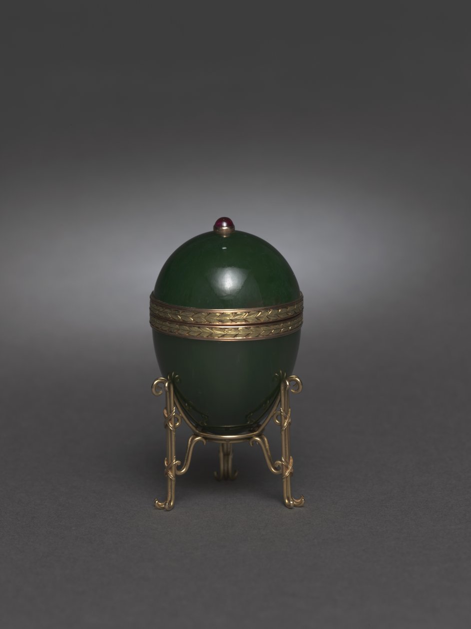 Jade Egg med stativ, etter 1900 av Carl Fabergé
