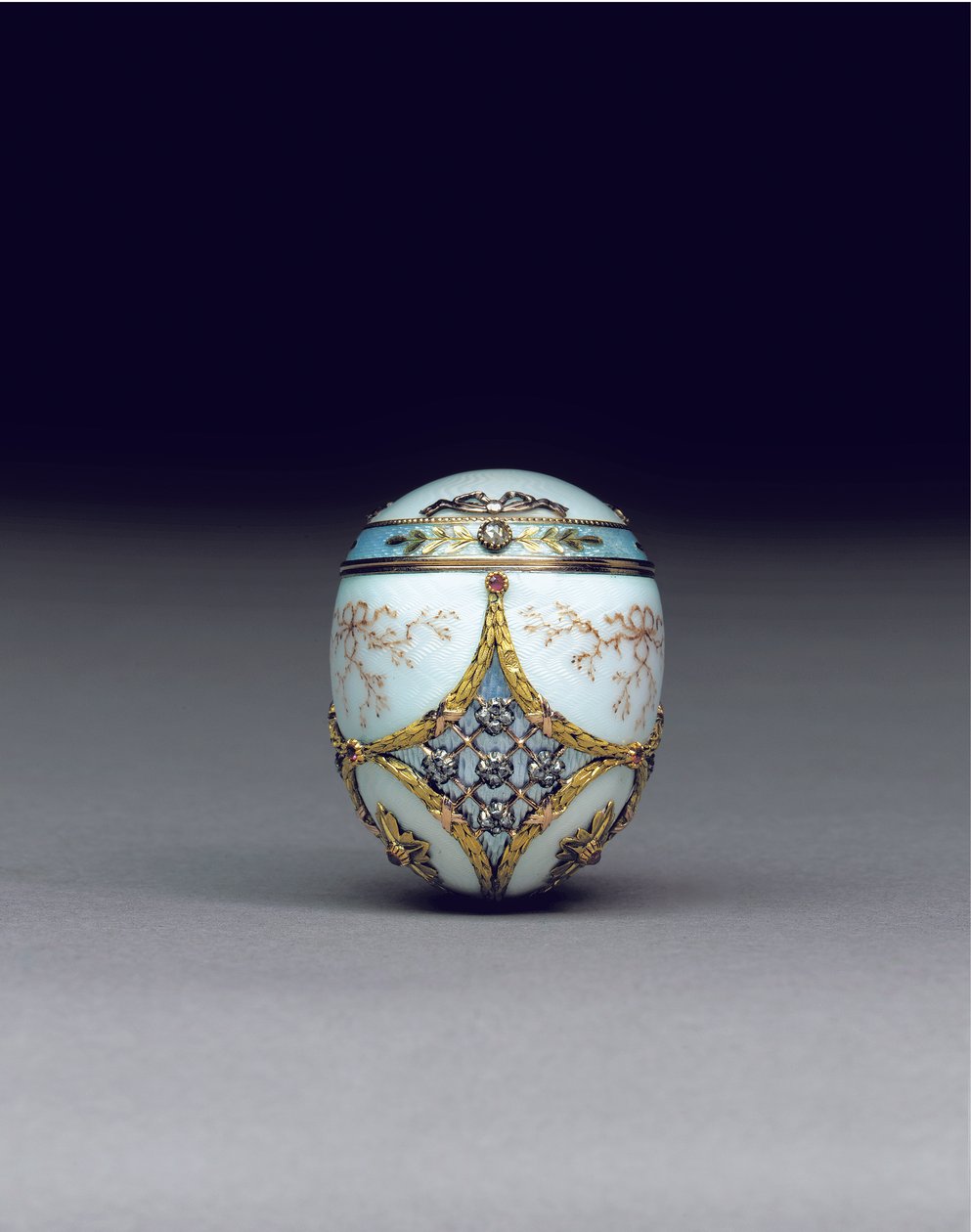 Sjelden juvelbesatt tofarget eggbonnière, 1896-1908 av Carl Fabergé