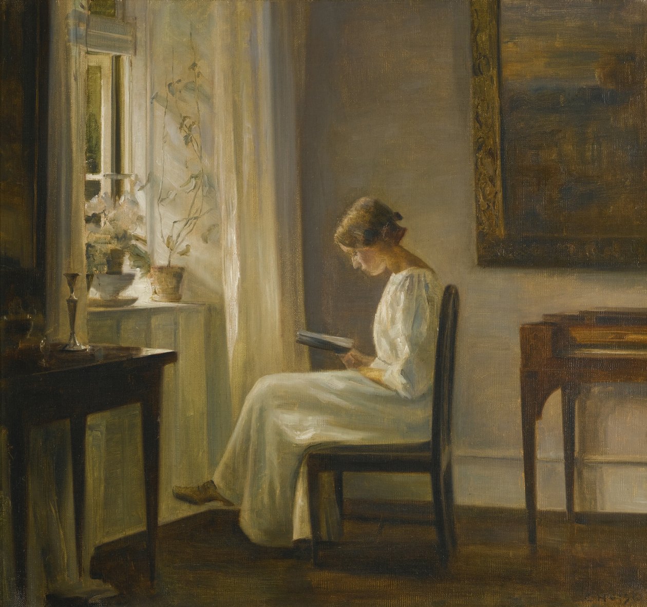 Interiør med en kvinne som leser av Carl Holsoe