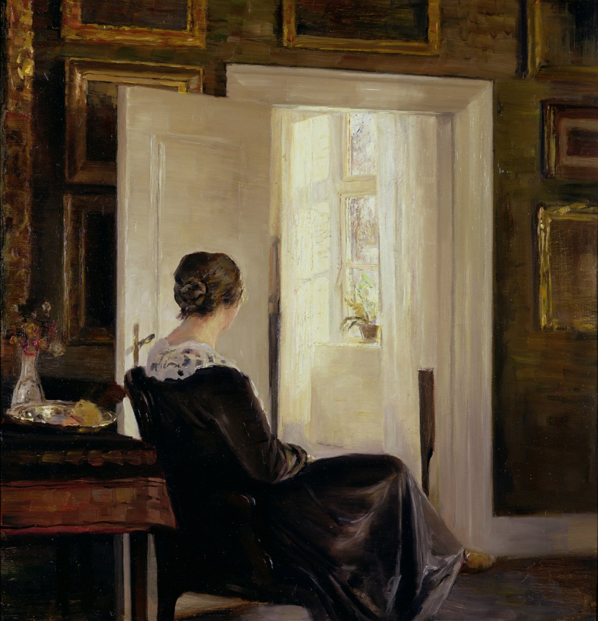 En kvinne satt nær en dør av Carl Holsoe