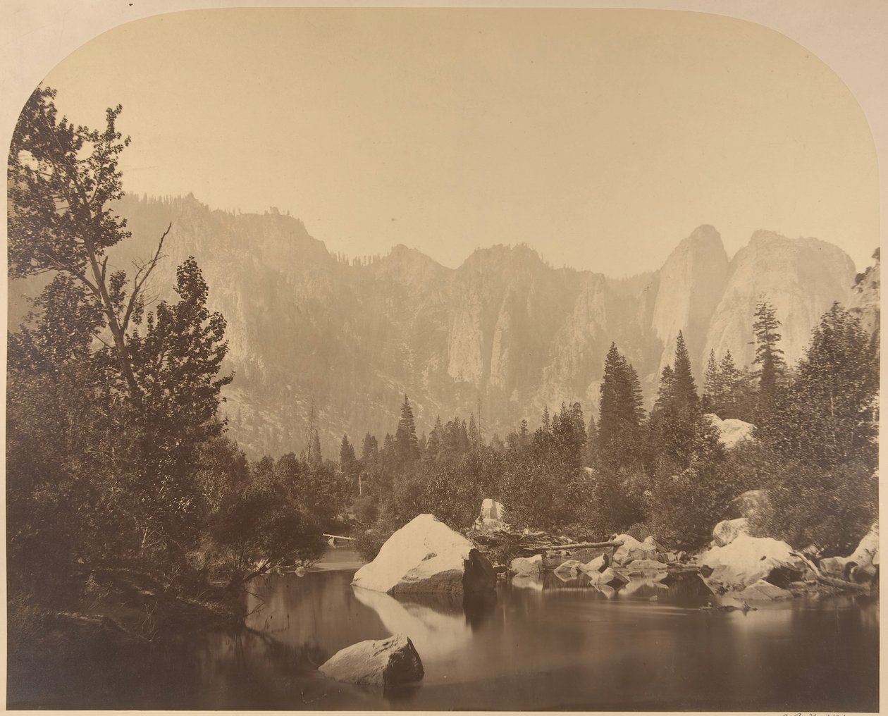 Cathedral Rock, Down the Valley, 1861. av Carleton Emmons Watkins