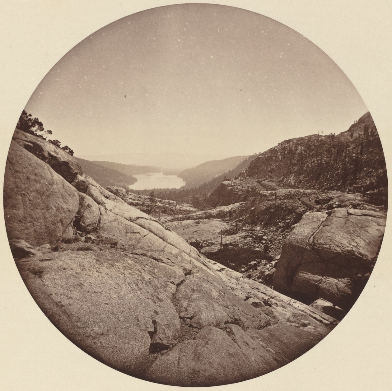 Donner Lake, California, ca. 1860-årene. av Carleton Emmons Watkins