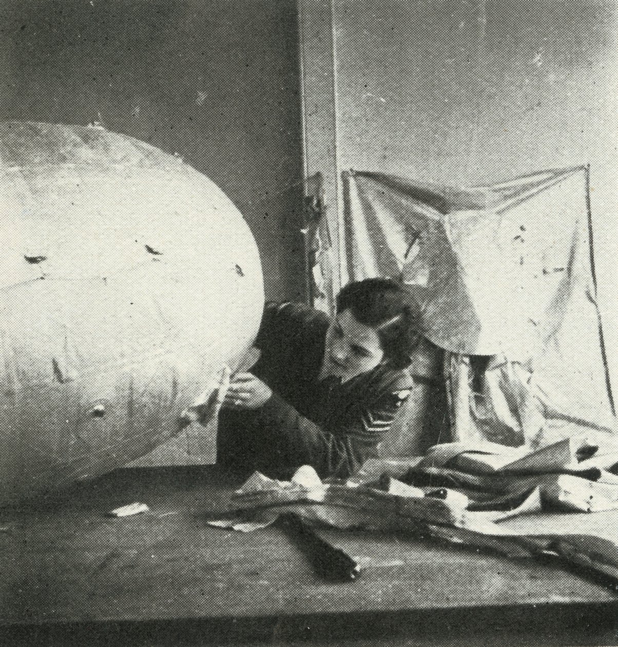 Reparasjon av sperreballonger, c1943. av Cecil Beaton