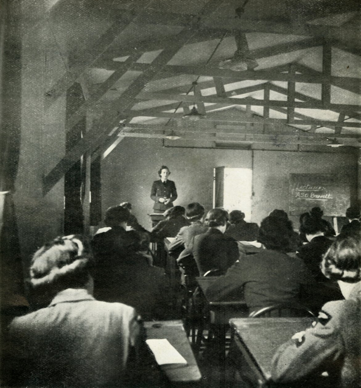 W.A.A.F. Offisersforelesninger, c1943. av Cecil Beaton