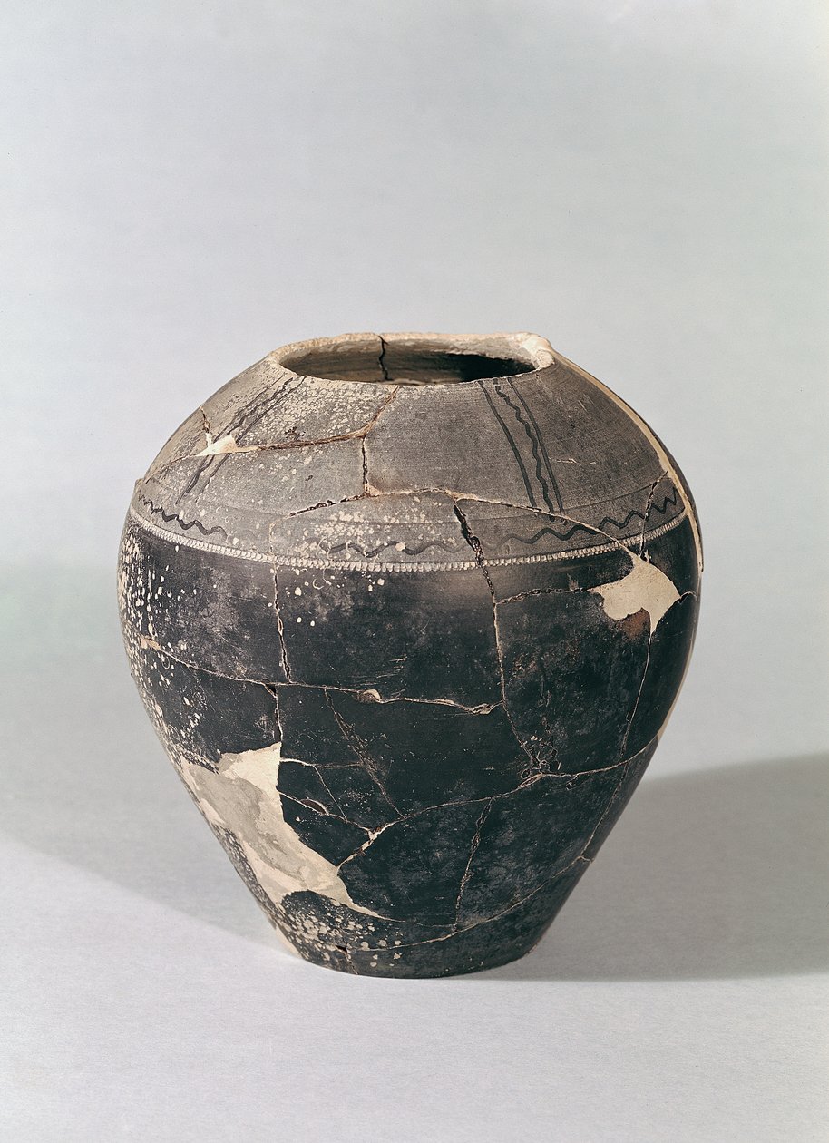 Engobe vase dekorert med bølgende linjer, Tene III (keramikk) av Celtic