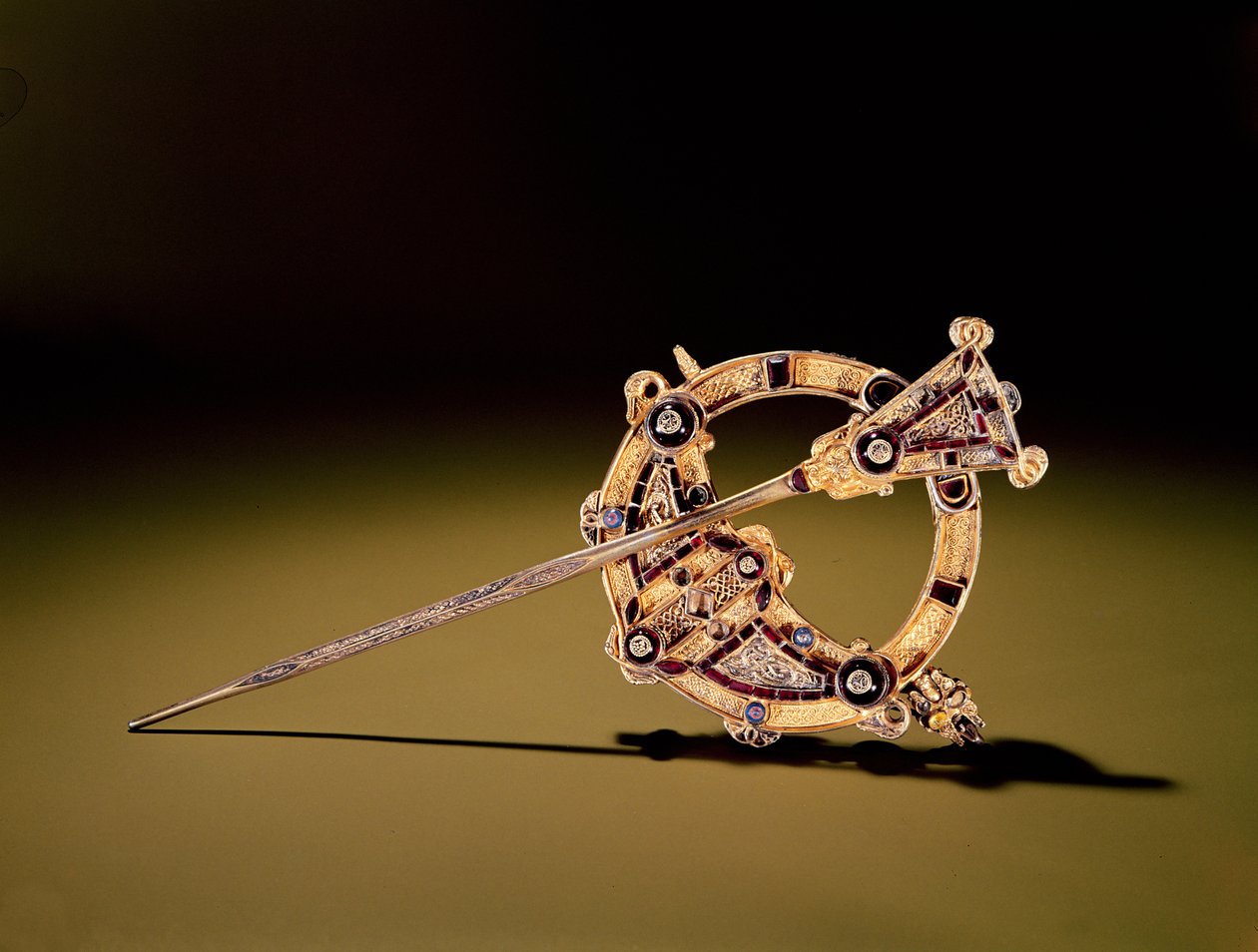 Tara Brooch, Bettystown, County Meath (støpt sølv dekket med gullfolie, perler, gull, rav og glass) av Celtic
