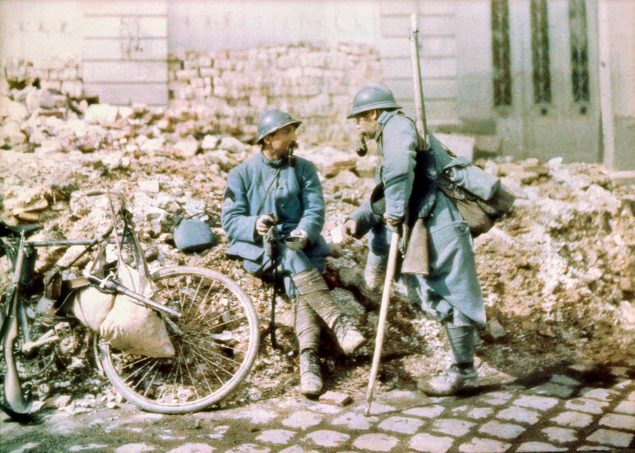 To franske soldater i en by beskutt av tysk artilleri, vestfronten, Frankrike, ca. 1914-18 (autokrom) av Charles Adrien