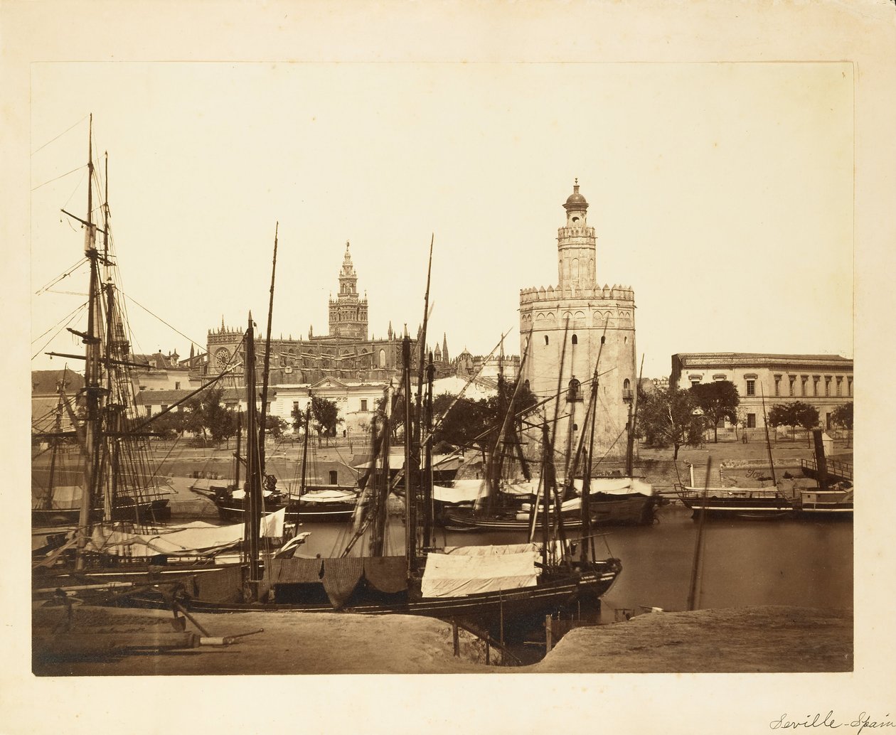 (Katedral, Torre del Oro og Guadalquivir -elven, Sevilla) av Charles Clifford