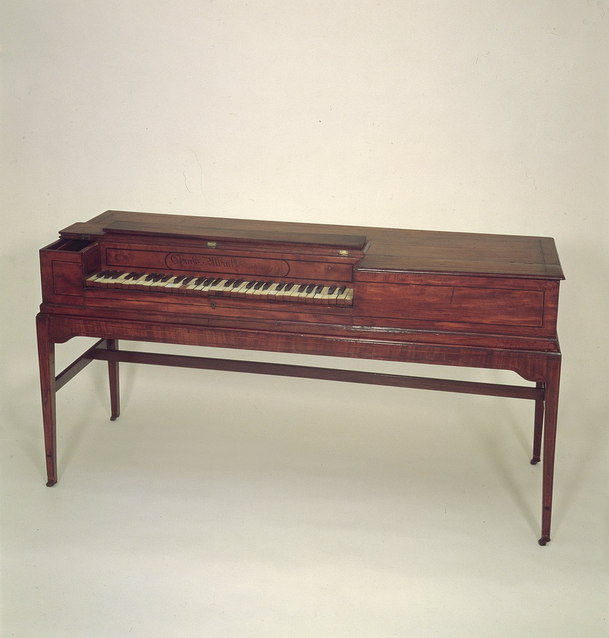 Piano, 1789 (tre) av Charles Albrecht