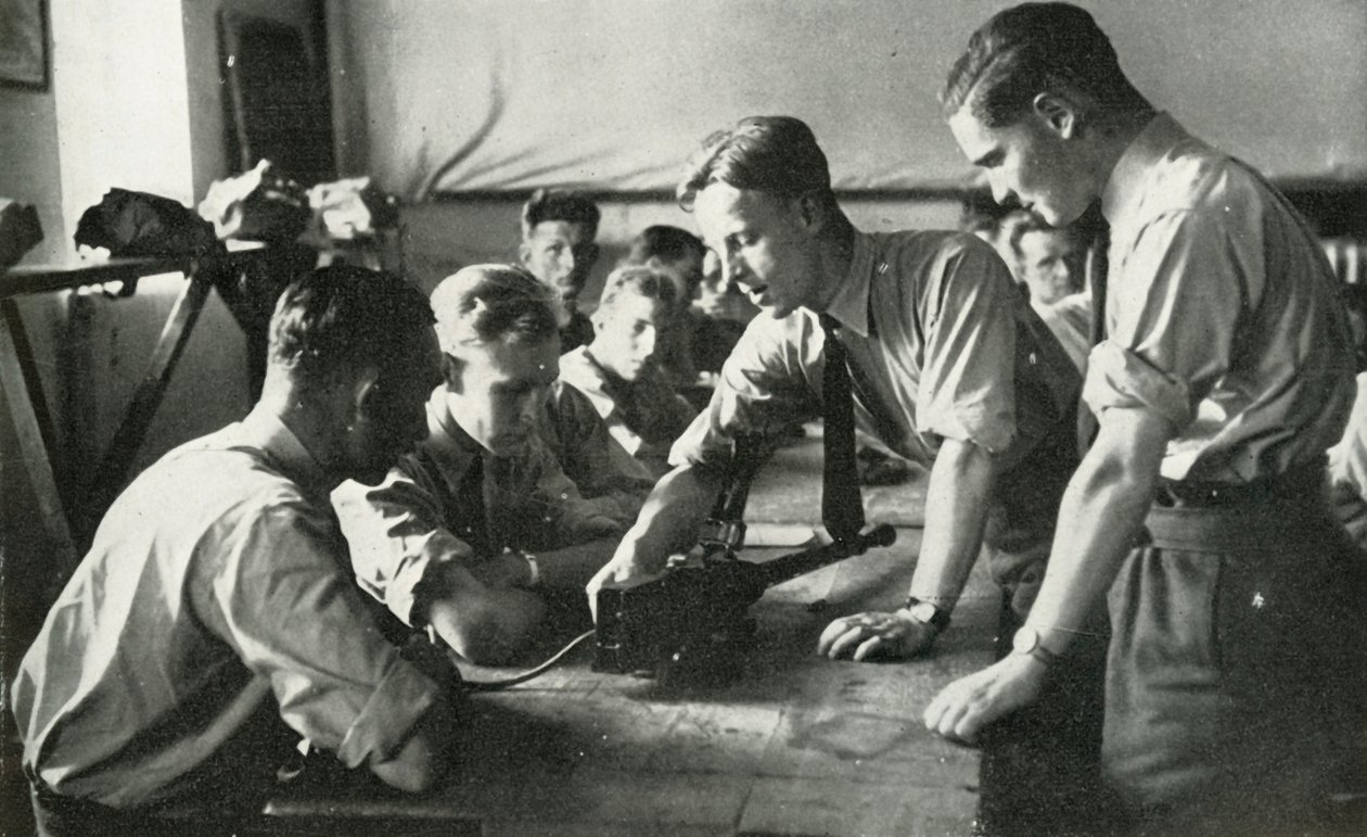 RAF-personell lærer om våpen, 1941. av Charles Brown