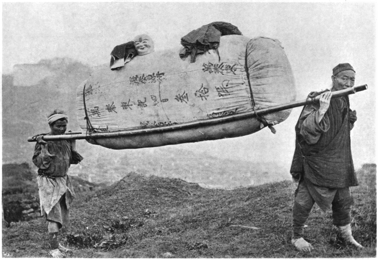 Coolies som bærer bomull, 1901 av Chinese Photographer