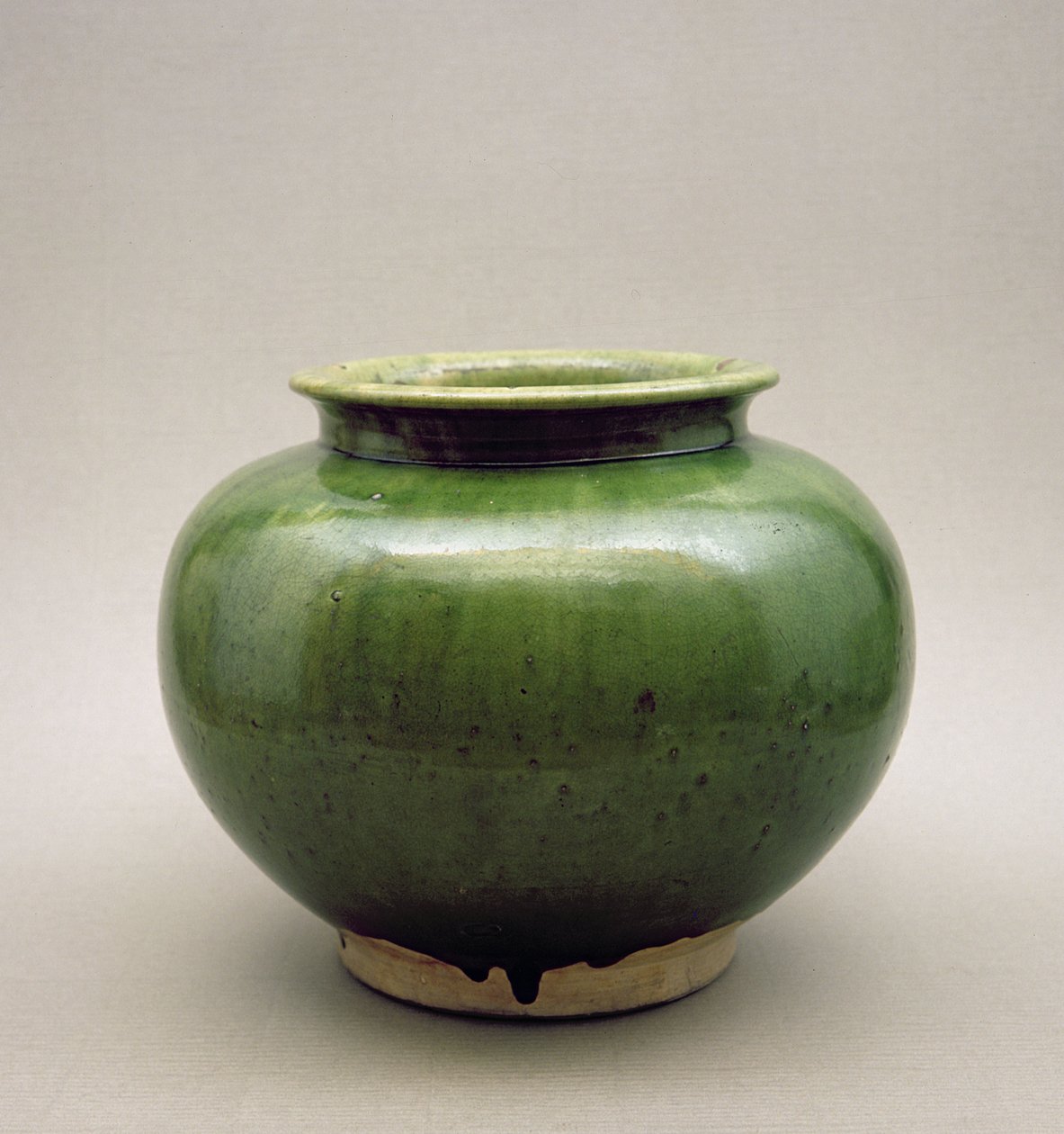 Kinesisk krukke, Yueh ware, Six Dynasties (265-589AD) (celadon ware) av Chinese School