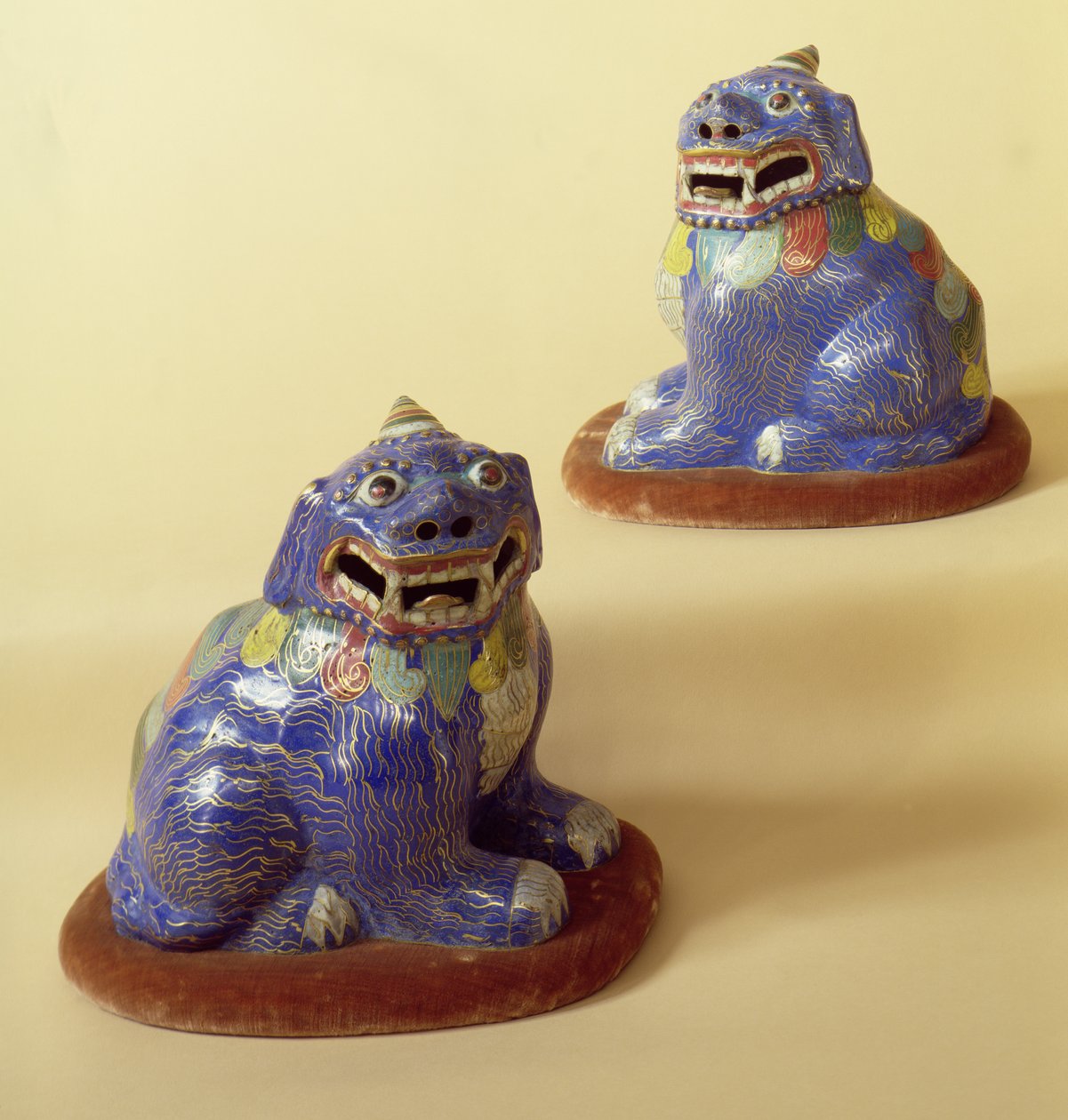 Et par kinesiske cloisonne-hunder, 1700-tallet (cloisonne-emalje) av Chinese School