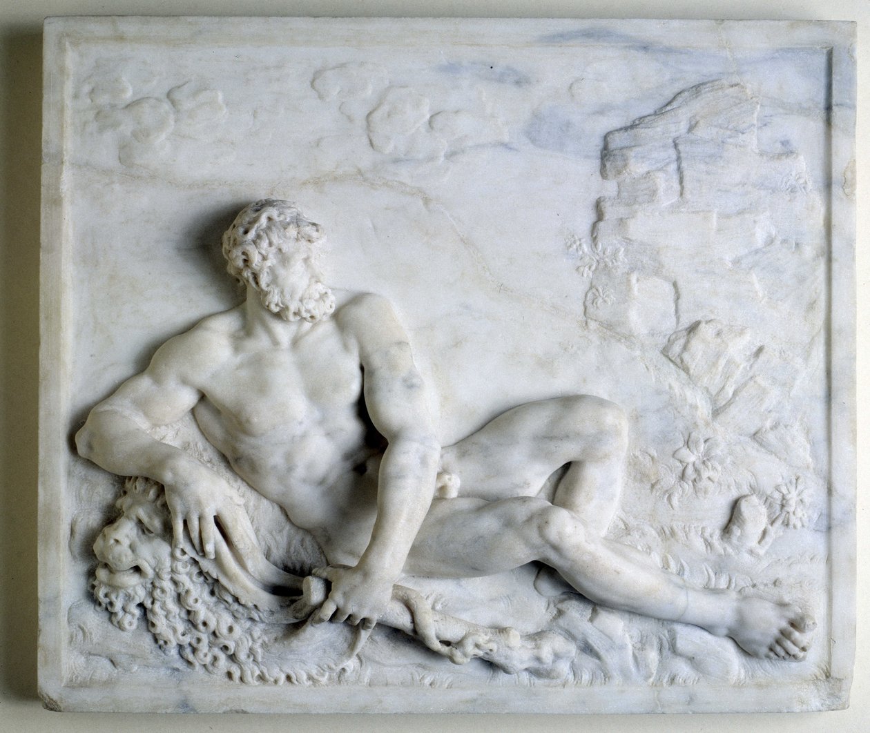 Hercules i ro (lavrelieff i marmor) av Christophe Veyrier