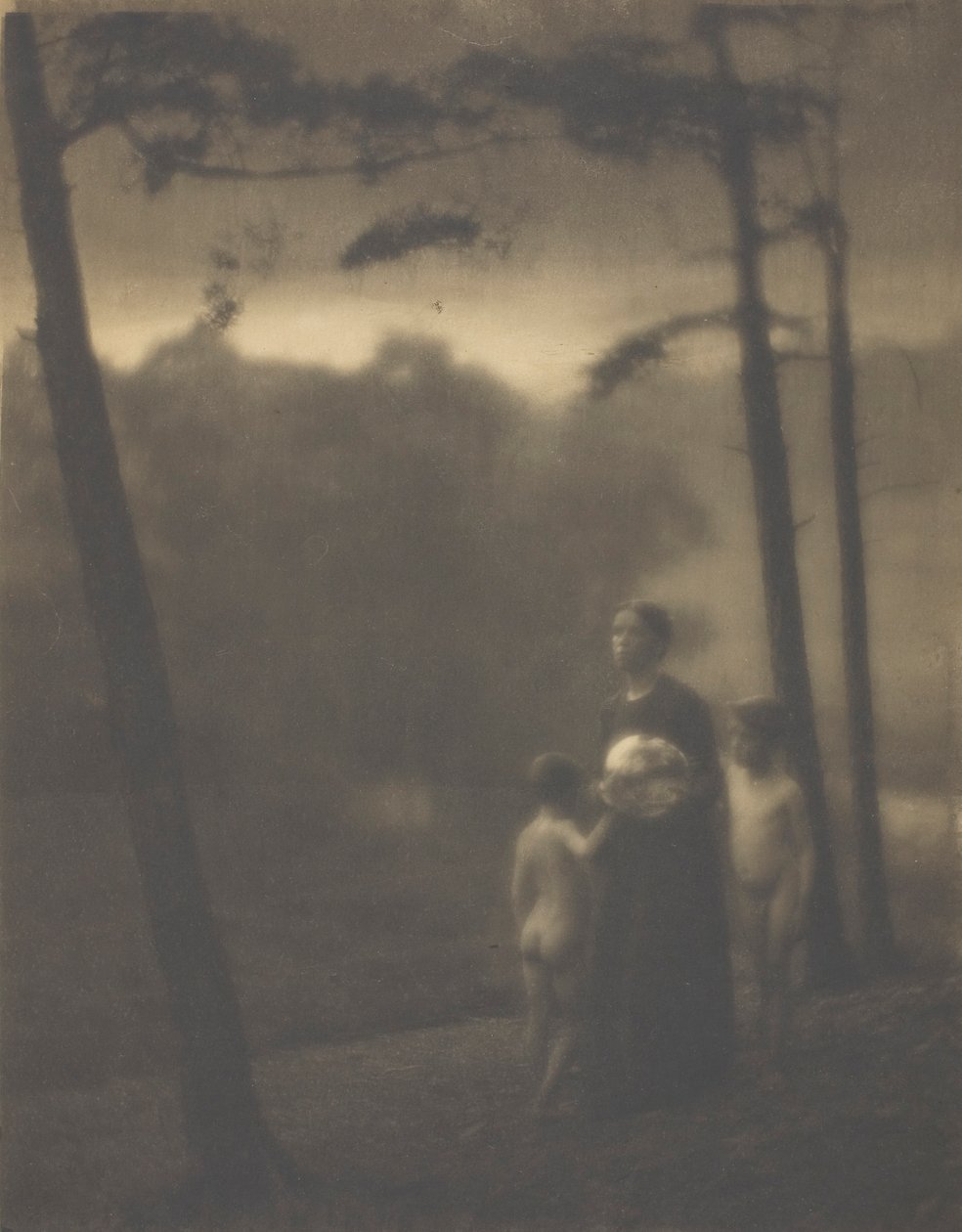Kveld — mor og gutter, 1905. av Clarence H White