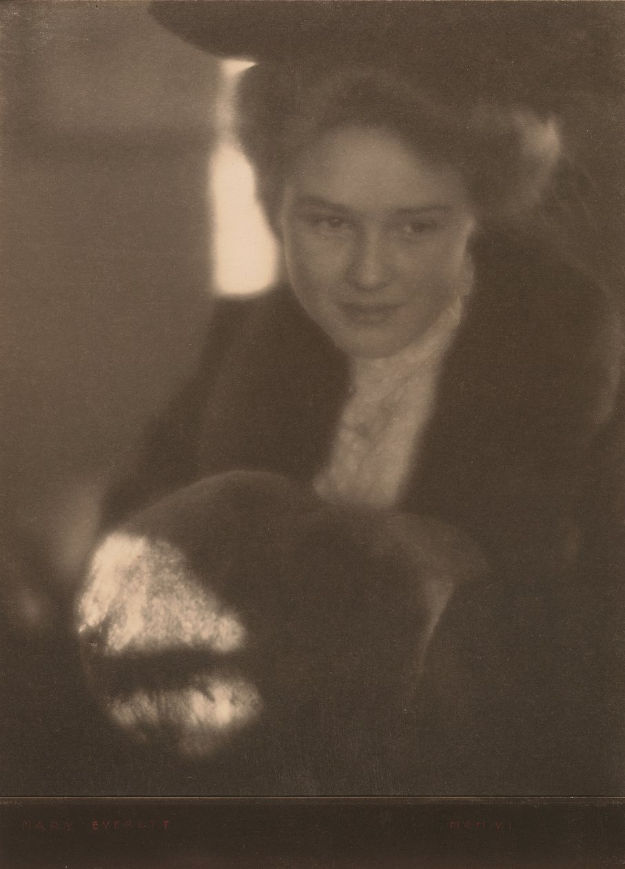 Jente med muff, 1906. av Clarence H White