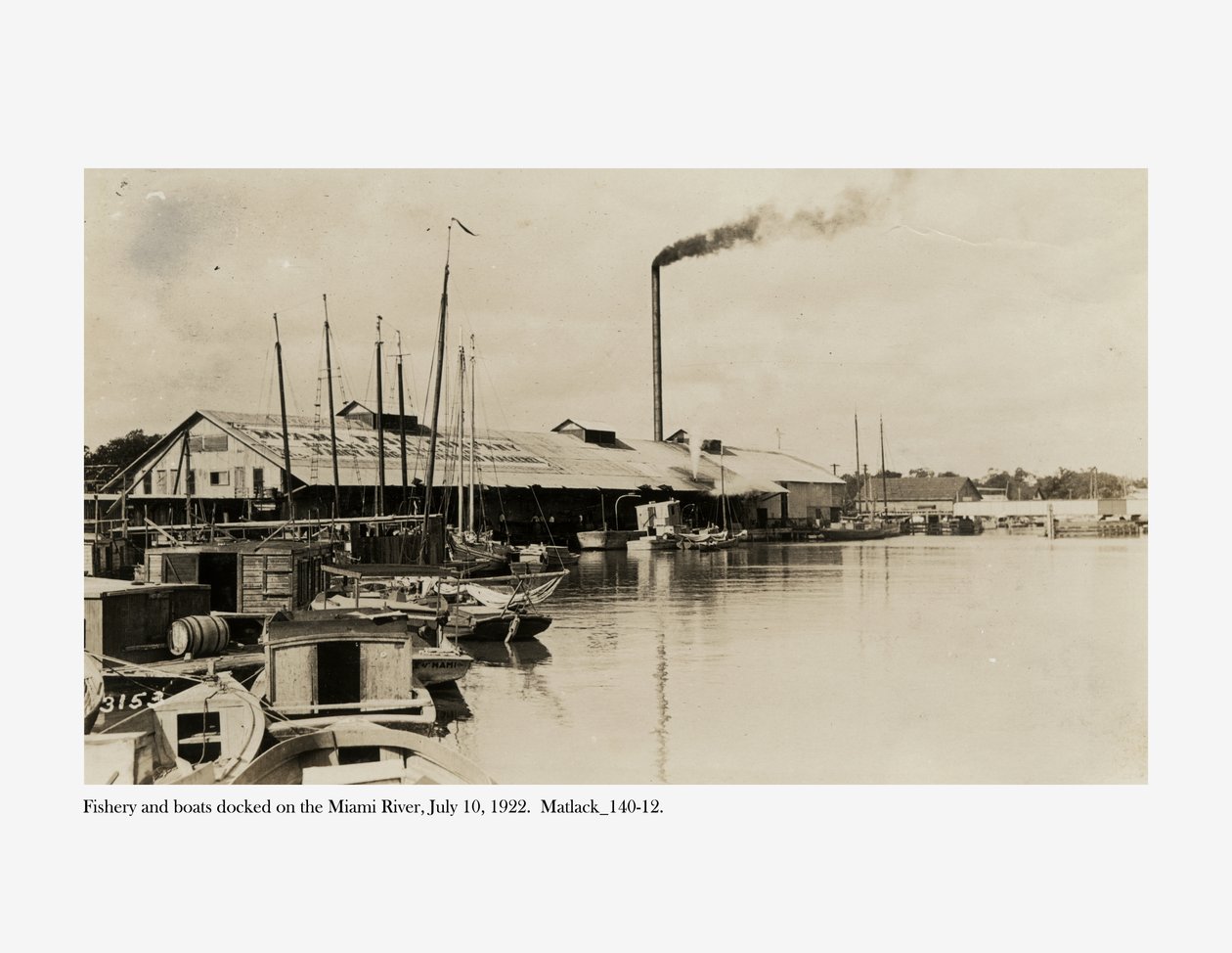 Fiskerier og båter la til kai ved Miami River 10. juli 1922 av Claude C. Matlack