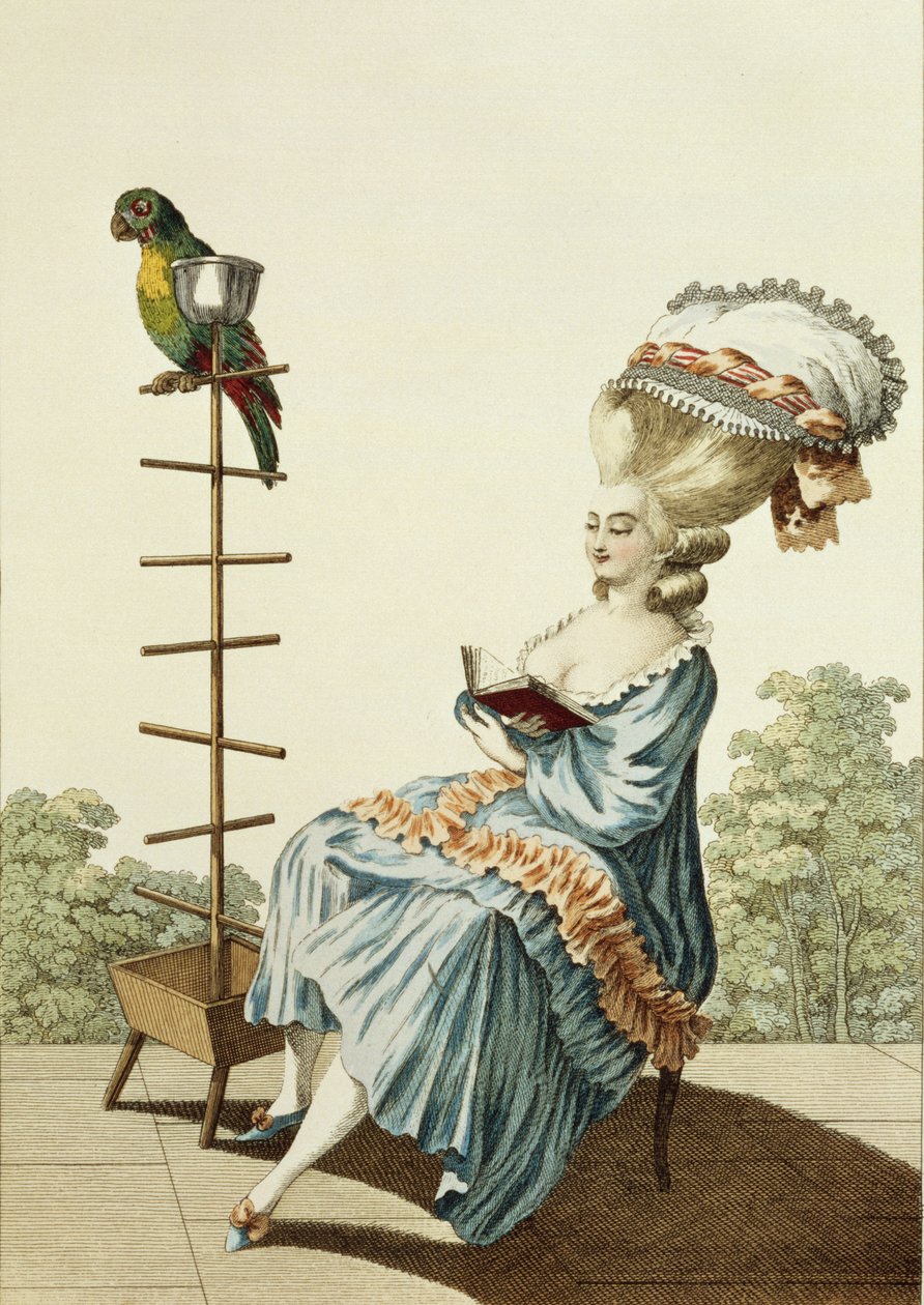 Ung kvinne som leser i en dagskjole med en forseggjort frisyre og panser, plate 20 fra 