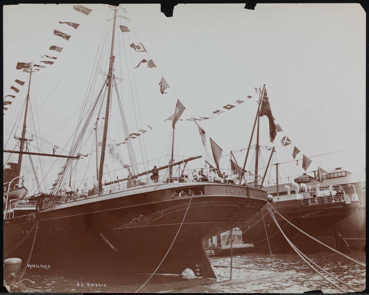 SS "Umbria" ved kai, ca. 1897 (s/hvitt-bilde) av Company Byron