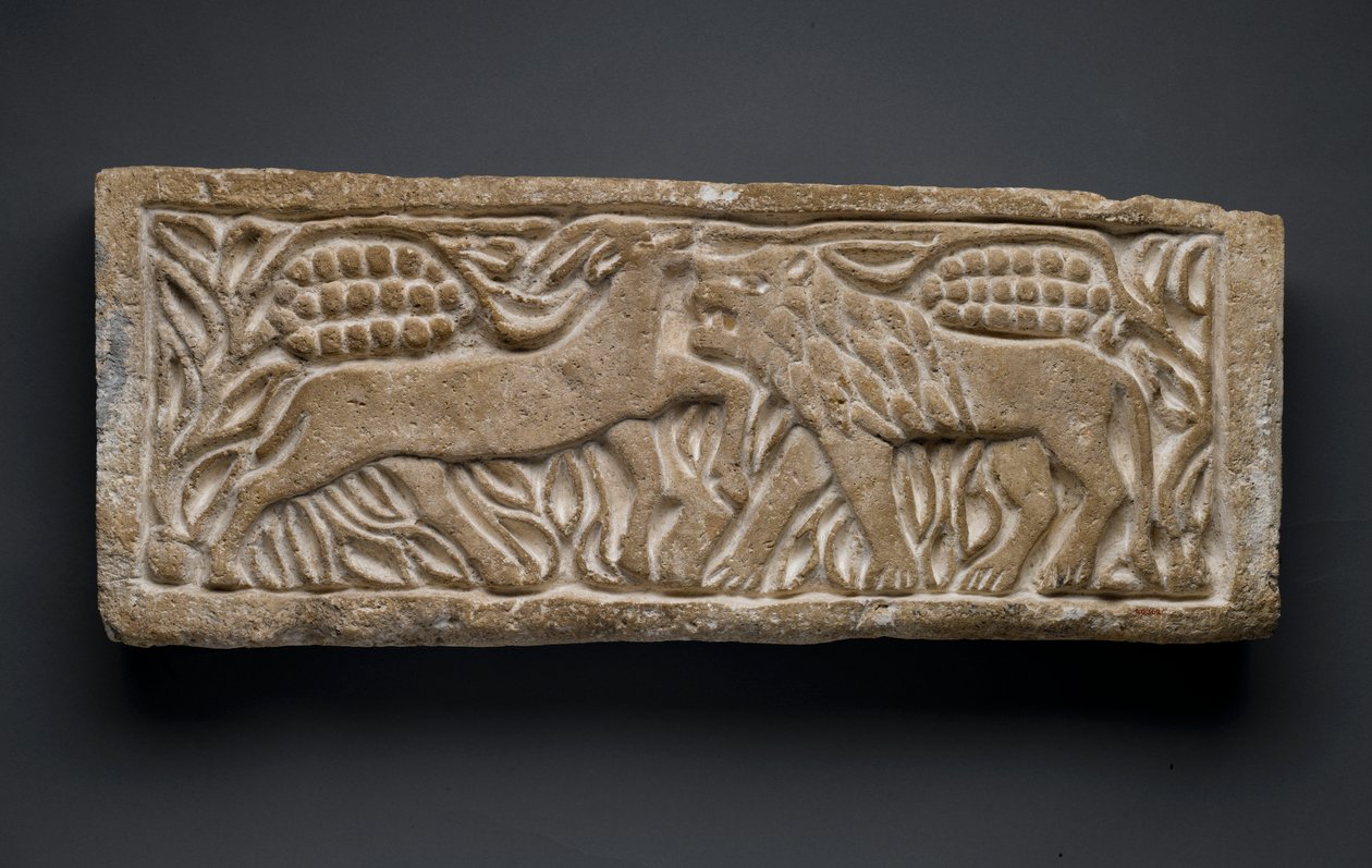 Løve angriper en antilope, fra Egypt (kalkstein) av Coptic Coptic