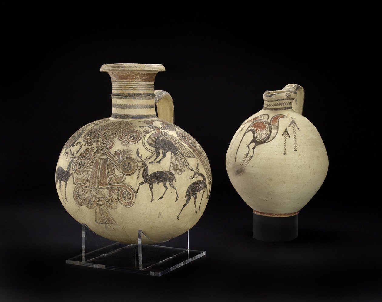 Bichrome IV tønneformet kypro-fønikisk kanne, og fønikisk vase med hellig tre, hjort, kamfugler og lotusblomster (keramikk) av Cypriot