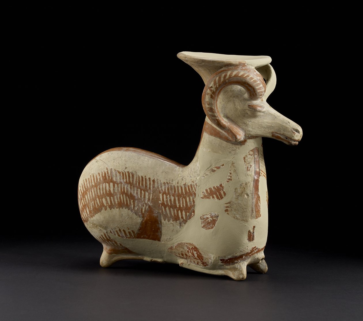 Couchant Ram Vase (malt terrakotta) av Cypriot