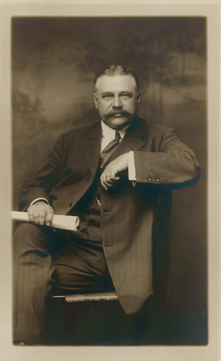 George Kessler. Formelt sittende portrett, motivet vendt foran av D.P. Thompson Studio