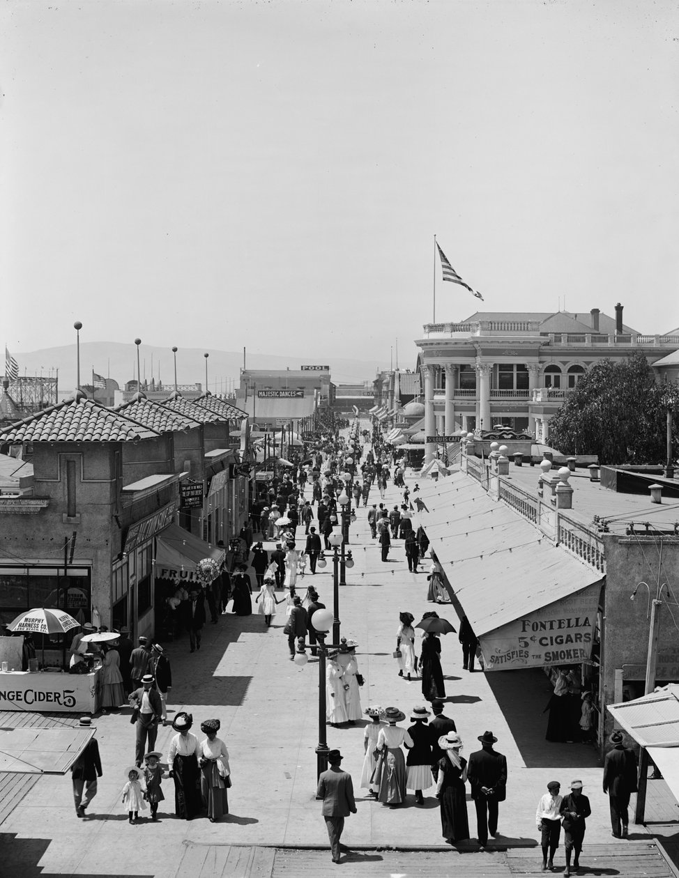 A Midway, Long Beach, California, ca. 1910-20 av Detroit Publishing Co.