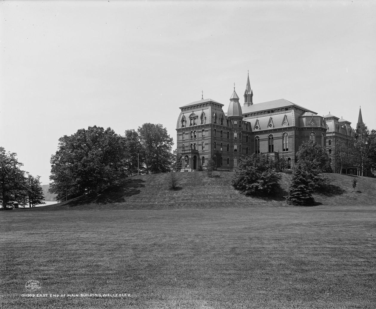 Østenden av hovedbygningen, Wellesley College, Massachusetts, ca. 1900 av Detroit Publishing Co.