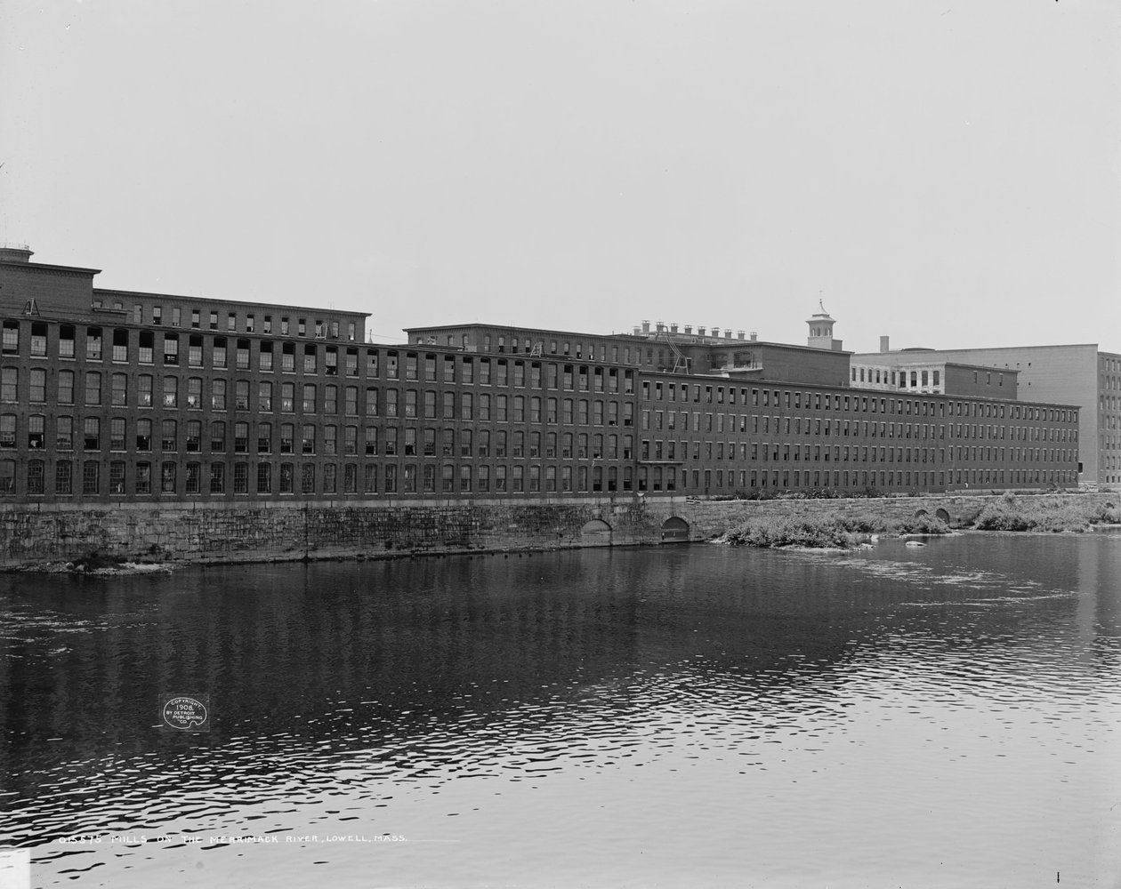 Mills on the Merrimack River, Lowell, Massachusetts, ca. 1908 av Detroit Publishing Co.