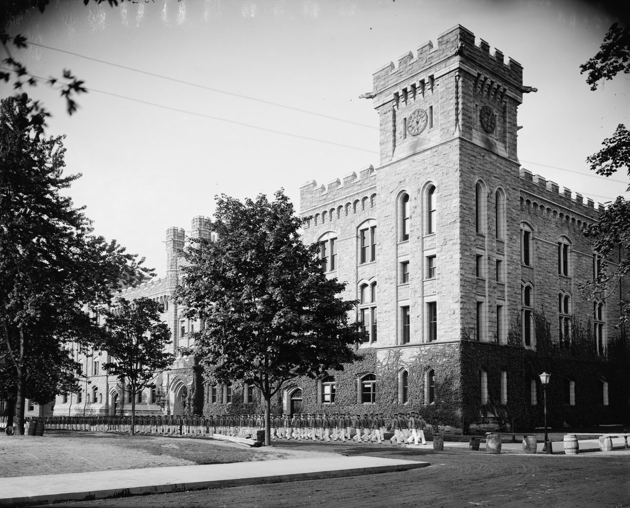 The Academic Building, kadetter som returnerer fra rot, West Point, N.Y., ca. 1900-15 av Detroit Publishing Co.
