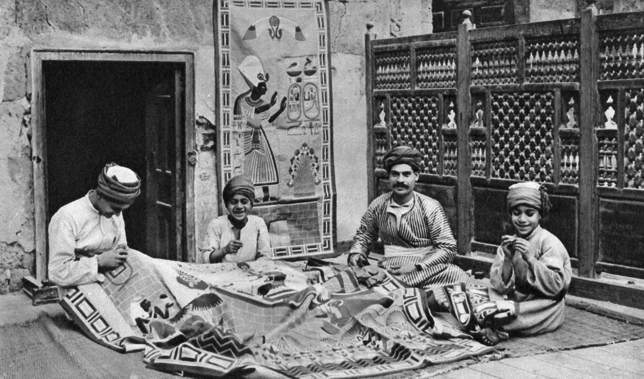 Håndverkere, teltmakerbasar, Kairo, Egypt, c1922. av Donald McLeish
