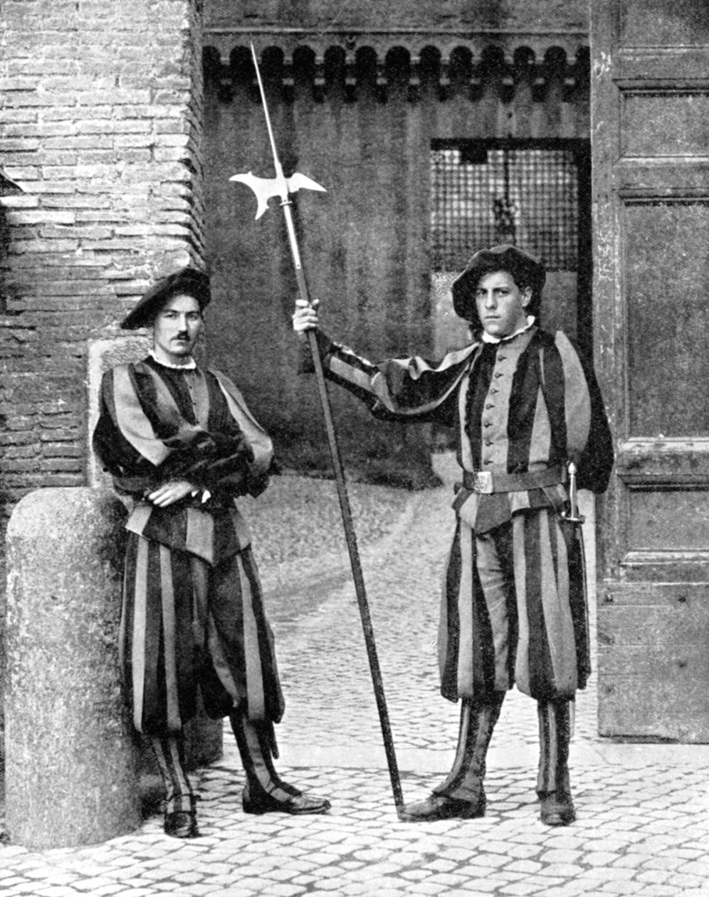 Sveitsiske vakter, Vatikanstaten, Roma, 1936. av Donald McLeish