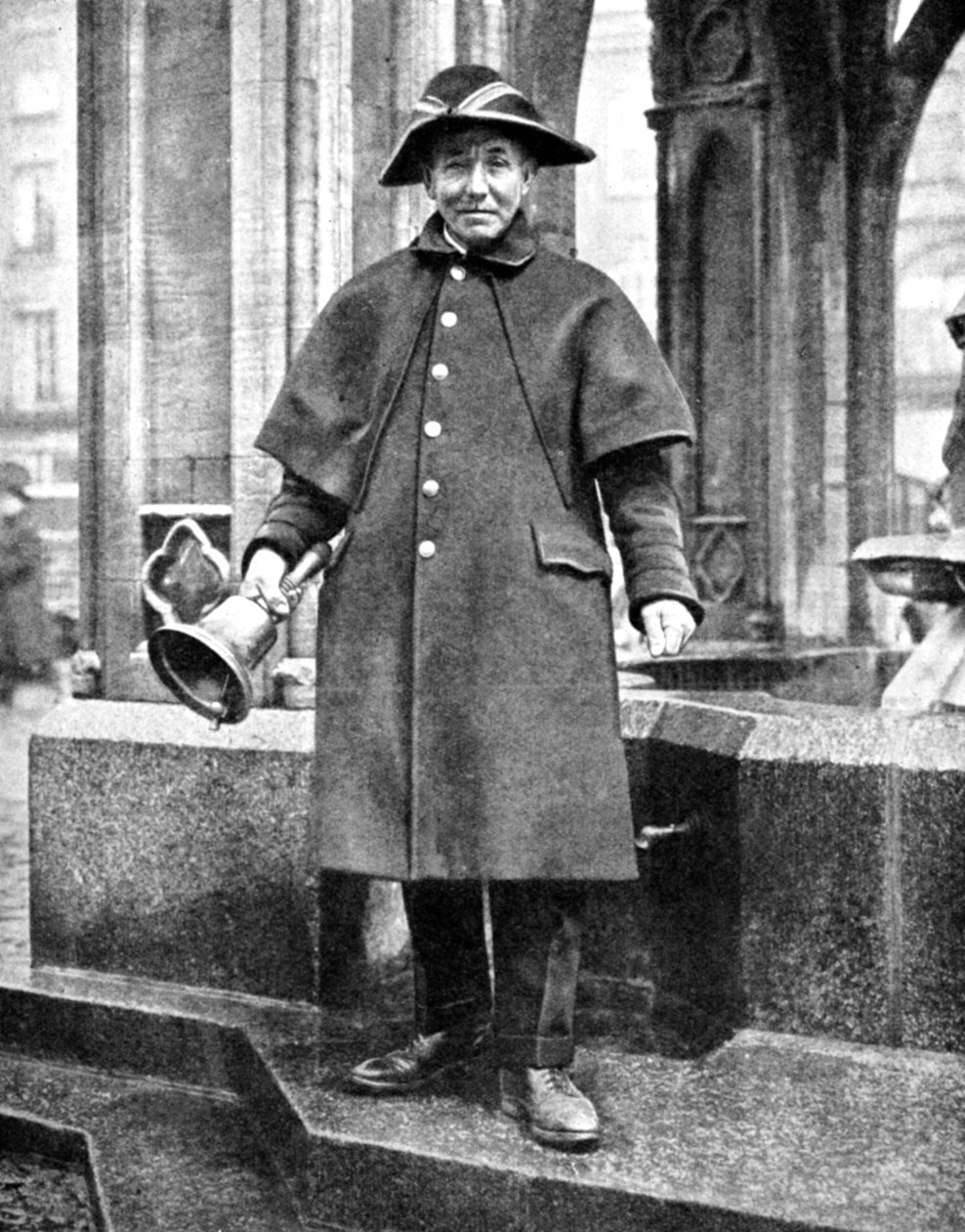 Town crier, Cambridge, England, 1936 av Donald McLeish