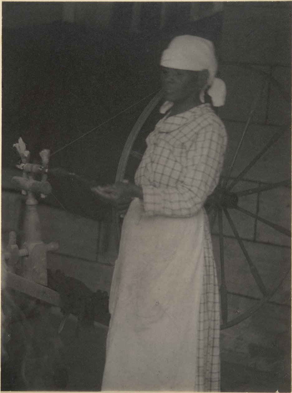 Kvinne ved Spinning Wheel av Doris Ulmann