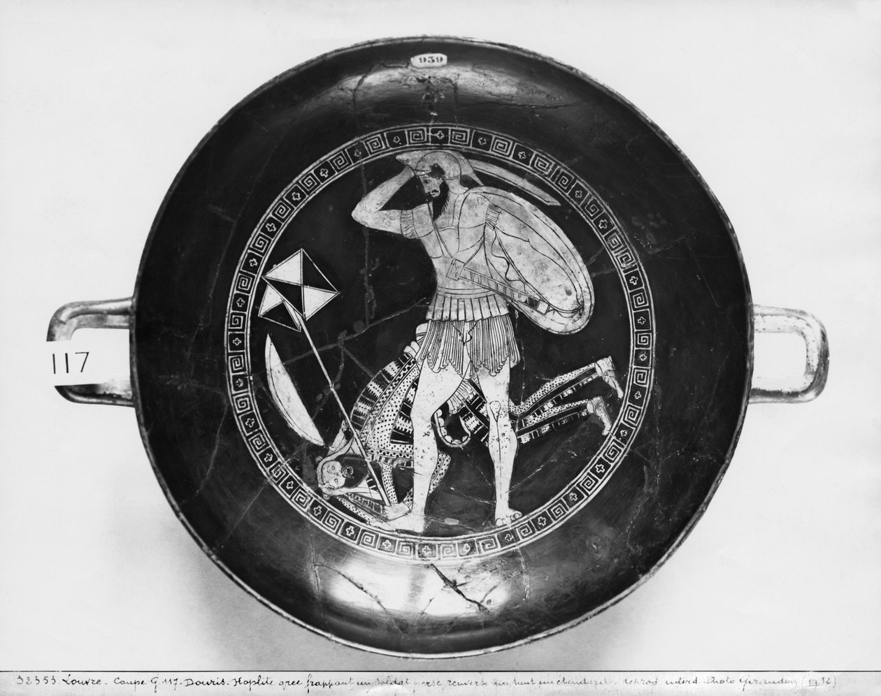 Loftskopp med rød figur som viser en gresk hoplitt som slår en falnet persisk soldat som holder en standard, ca. 490 f.Kr. (keramikk) (se også 77256) av Douris