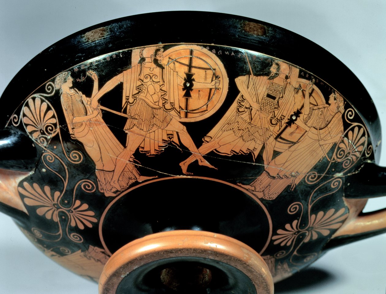 Menelaos, akkompagnert av Afrodite, forfølger Paris som løper mot Artemis, detalj fra utsiden av en attisk kopp med rødfigur (The Douris Cup), laget av Kalliades, ca. 490 f.Kr. (keramikk) (se også 85700, av Douris