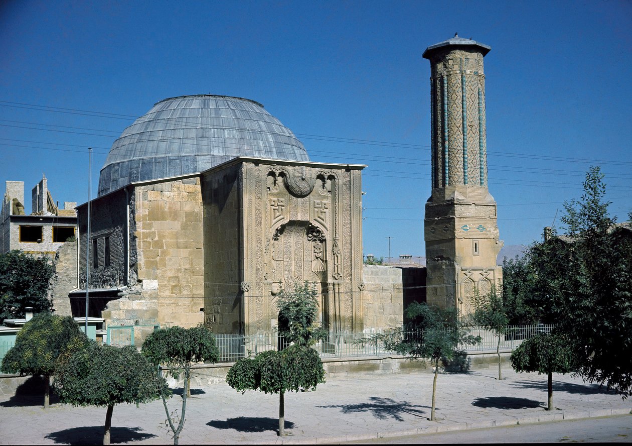 Utsikt over Minaret Medrese (1258) av Dynasty Seljuq