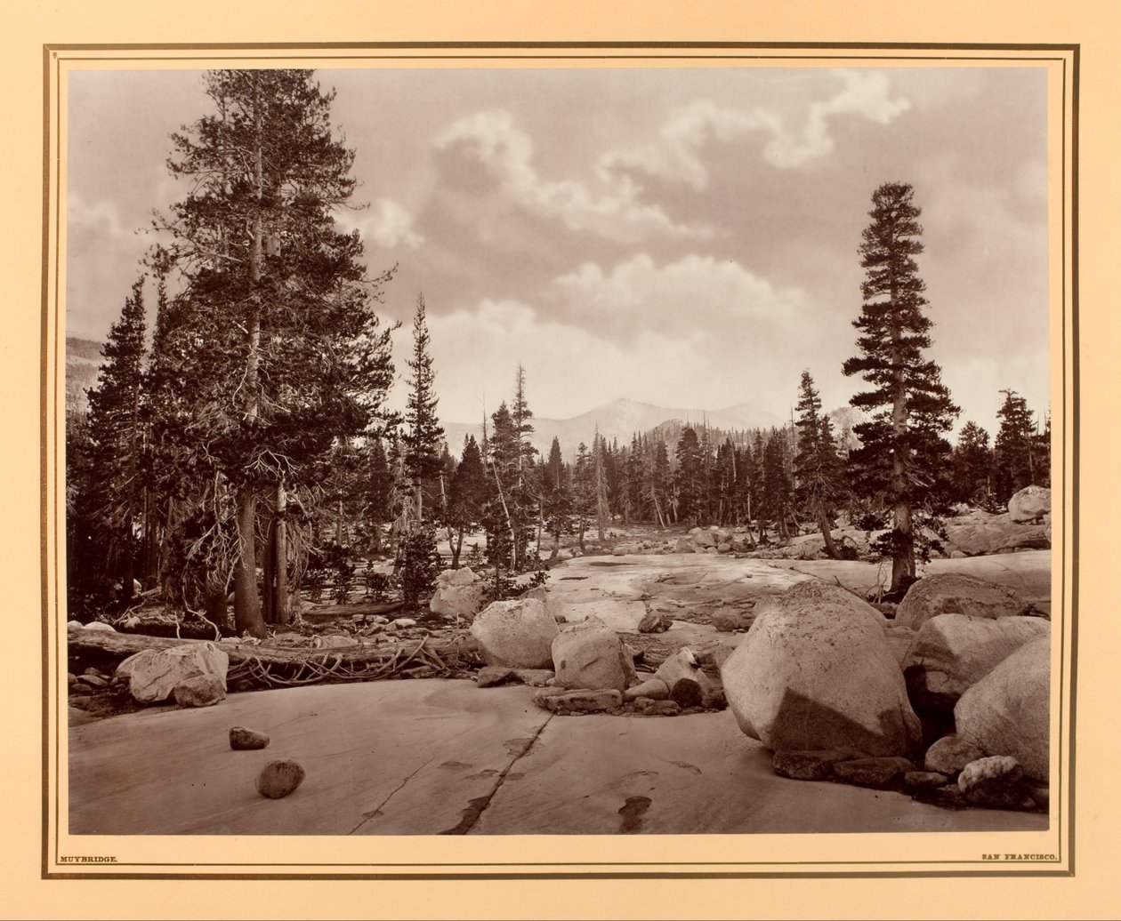 Ancient Glacier Channel. Tenaya -sjøen. Sierra Nevada -fjellene. av Eadweard Muybridge