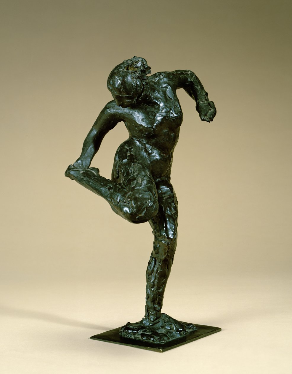 Danser holder foten, ca. 1900-10 (bronse) av Edgar Degas