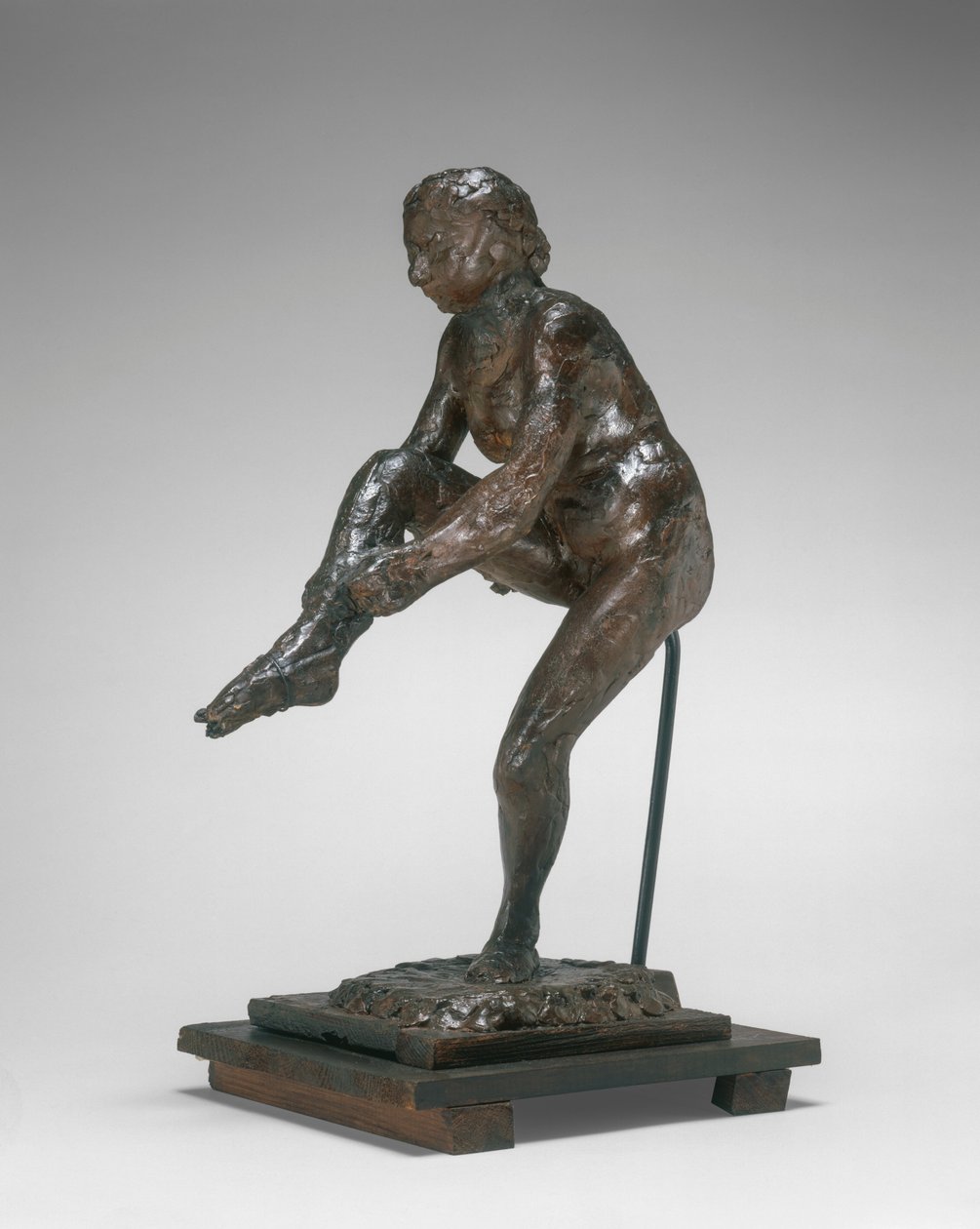 Danser tar på seg strømpen, 1890-tallet 1911. av Edgar Degas